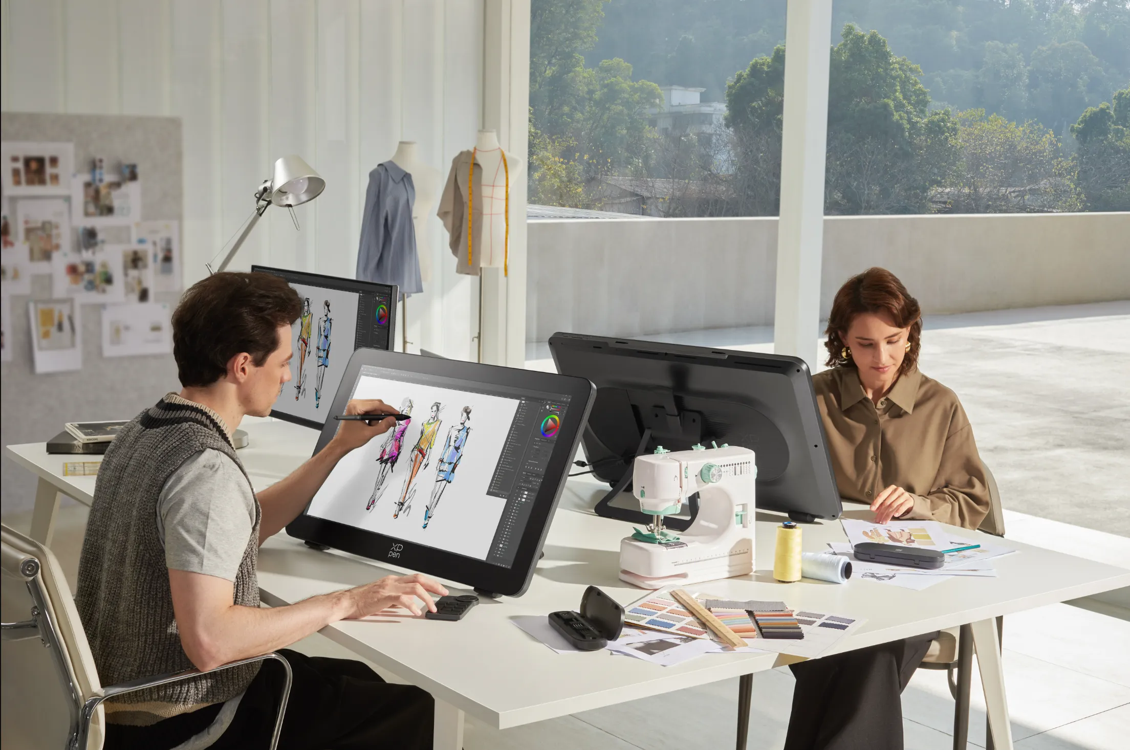 Artist Pro 27 (Gen 2) en estudio de diseño de moda — ilustración digital de figurines directamente sobre pantalla 4K de 27 pulgadas