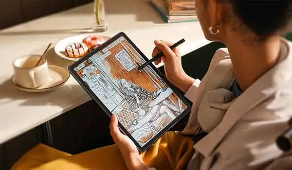 Artista mexicano utilizando XPPen Magic Drawing Pad en espacios creativos