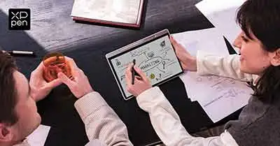 Estudiante usando el XPPen Magic Note Pad con pantalla de 90Hz para tomar notas y anotar PDFs simultáneamente; el modo papel electrónico reduce la fatiga visual durante lecturas prolongadas.